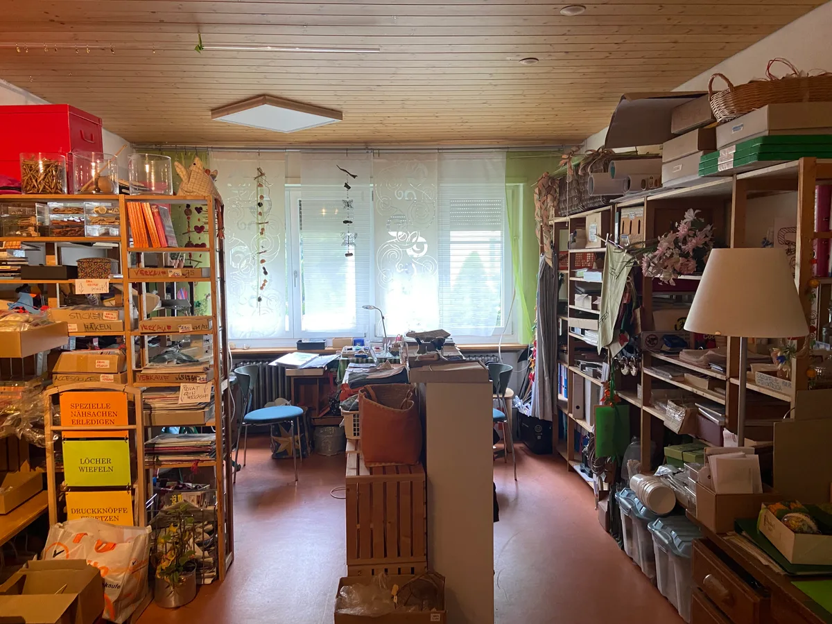 Hier soll dereinst das Atelier von Brigitte Kuster entstehen. Bis dahin ist noch einiges zu tun. Ein Hinterzimmer mit unzähligen Gegenständen.